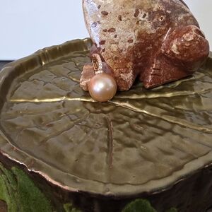 Elegant Pearl Pendant with Gold Accents